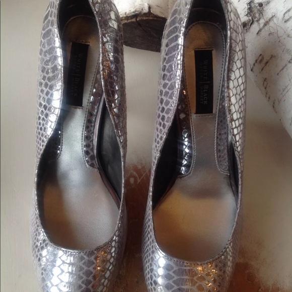 White House black market silver snakeskin heels - Picture 2 of 6